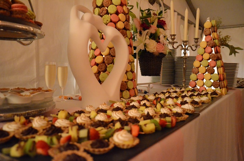 Buffet dessert avec macarons et mignardises